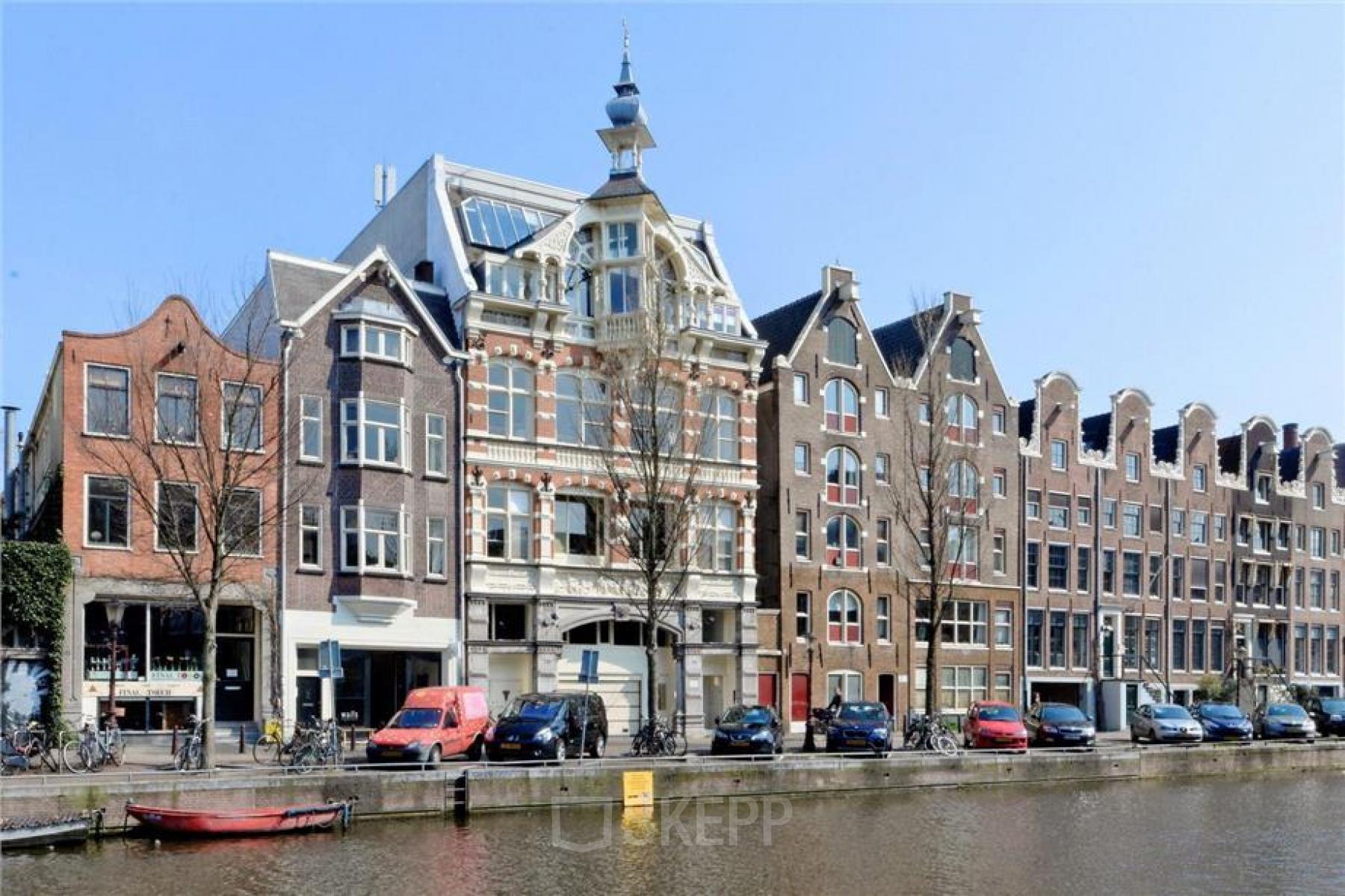 uitzicht op het kantoorgebouw prinsengracht amsterdam centrum gracht