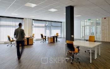 Office space for rent in Amsterdam tables and chairs