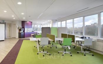 ingerichte gemeubileerde kantoorruimte bureau stoelen pantry koffiecorner kantoorgebouw amsterdam overschiestraat huren SKEPP