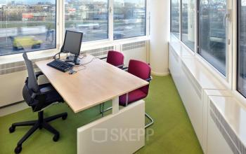 gemeubileerde kantoorruimte laptop bureaustoel stoelen bureau uitzicht amsterdam nieuw-west overschiestraat