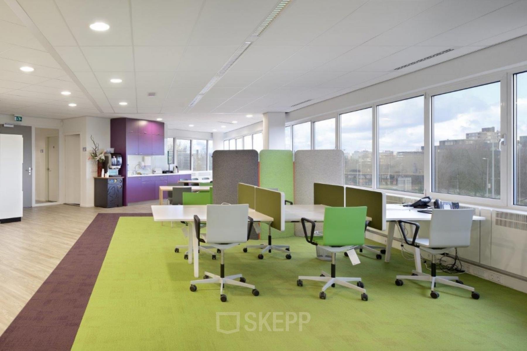 ingerichte gemeubileerde kantoorruimte bureau stoelen pantry koffiecorner kantoorgebouw amsterdam overschiestraat huren SKEPP