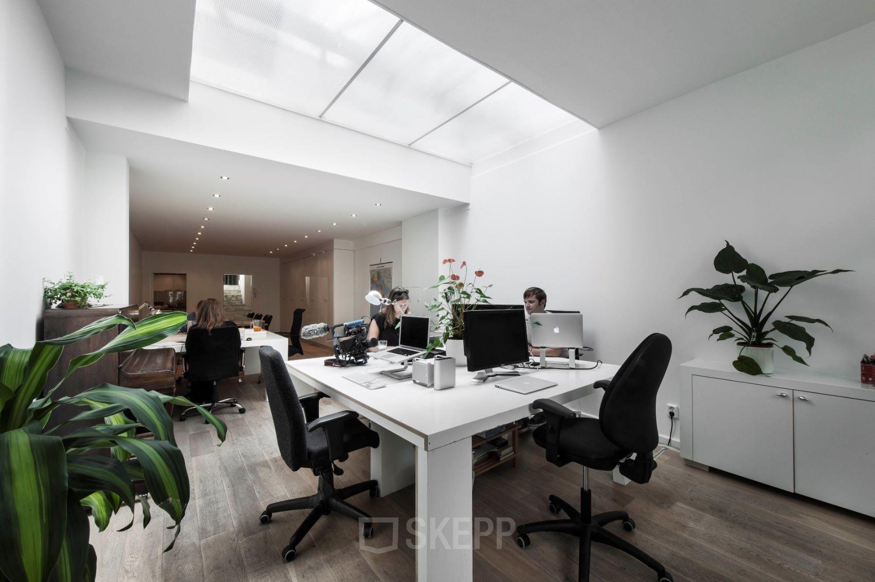 Kantoorruimte Amsterdam Herengracht binnenzijde werkplekken