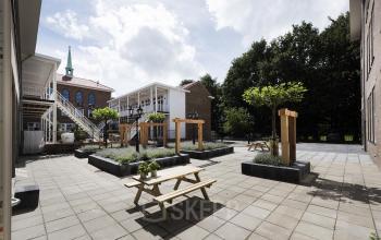 binnentuin horeca bedrijfsrestaurant tafels bomen