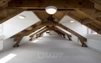 kantoorpand kantoorruimte hout balken lamp