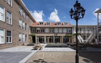 kantoorpand binnentuin lantarenpaal meubels