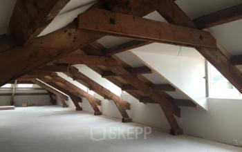 hout balken raam kantoorruimte