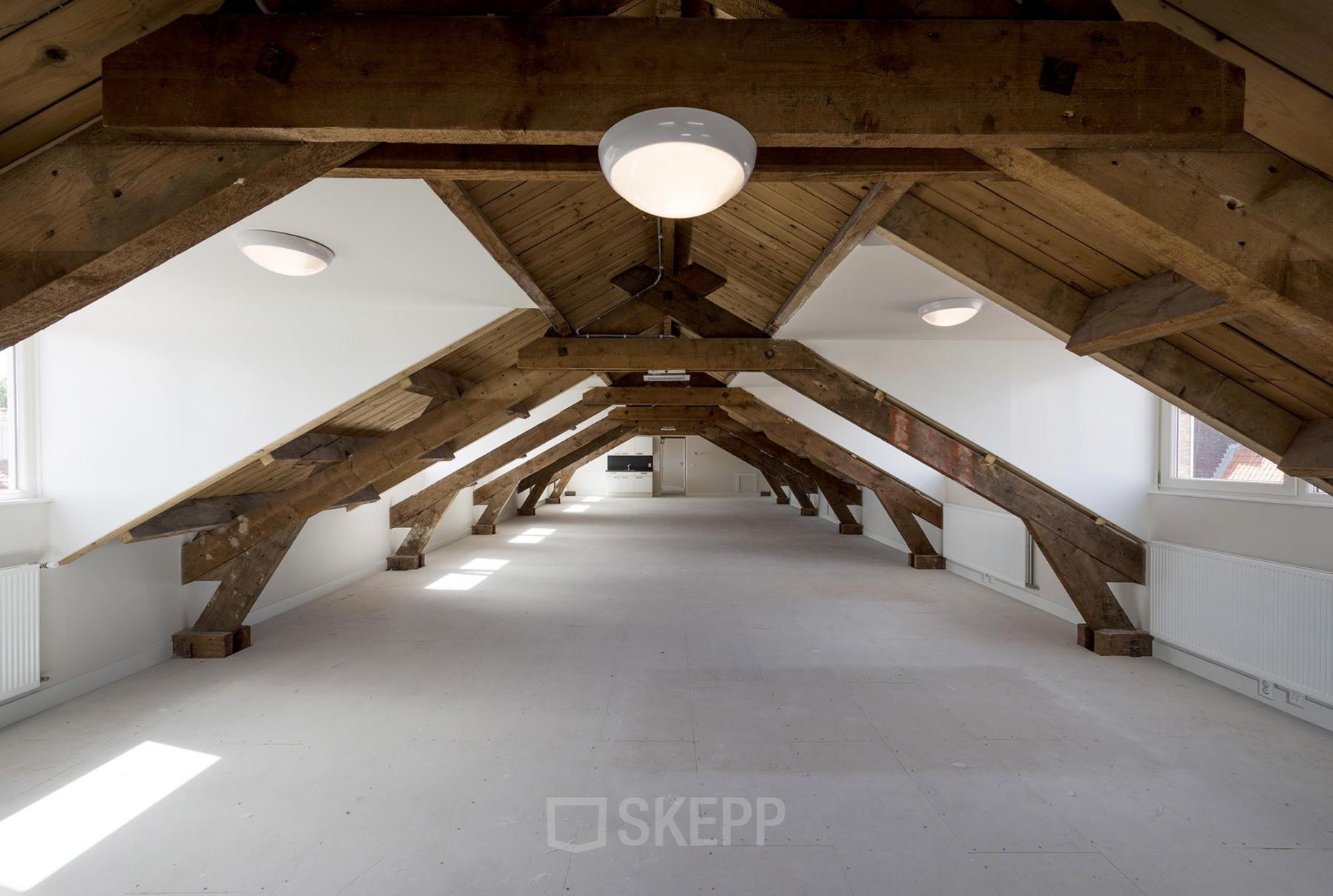 kantoorpand kantoorruimte hout balken lamp