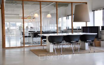 tafel stoelen lunchruimte sociaalhart kantoorgebouw Amsterdam