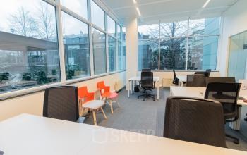 Kantoor te huur op Uitbreidingstraat 84 in Antwerpen Berchem met moderne bureaus, grote ramen en comfortabele stoelen, ideaal voor zakelijk gebruik.