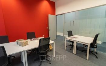 Kantoorruimte te huur aan de Uitbreidingstraat 84, Antwerpen Berchem. Gemeubileerde werkplekken met moderne uitstraling en glazen wanden.