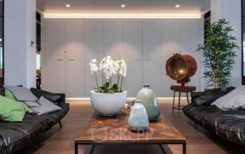 Lounge ruimte van het kantoor te huur op Uitbreidingstraat 66, Antwerpen Berchem met moderne zithoek, planten en decoratieve objecten.