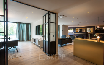 Moderne kantoorruimte te huur op Uitbreidingstraat 66, Antwerpen Berchem. De ruimte is voorzien van een open indeling, grote ramen, lichte kleuren en moderne meubels.