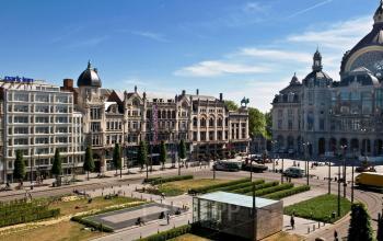 Levendige straatzicht op Pelikaanstraat 3 in Antwerpen Centrum, omringd door historische gebouwen en stadsverkeer.