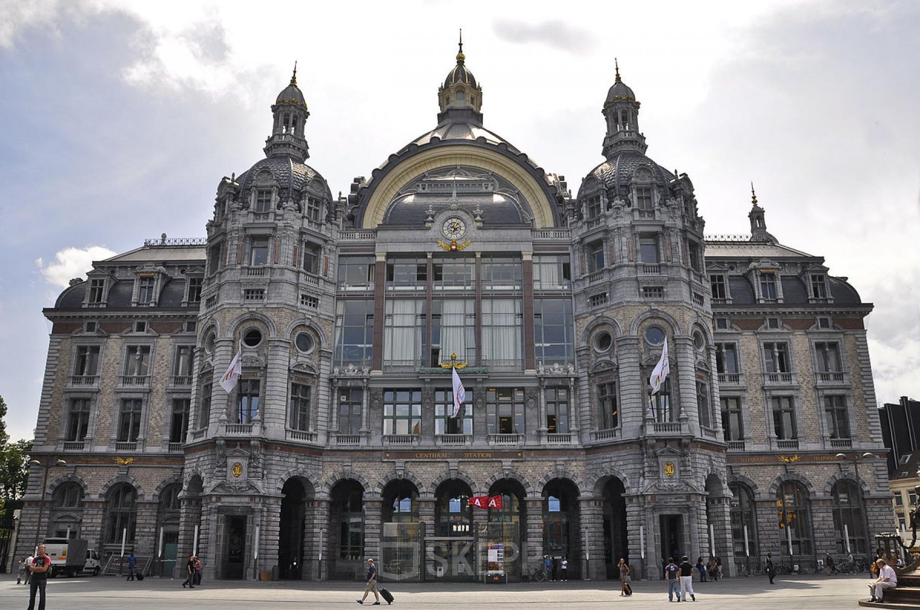 Statig gebouw op Pelikaanstraat 3 in Antwerpen Centrum, perfect als kantoorruimte te huur.