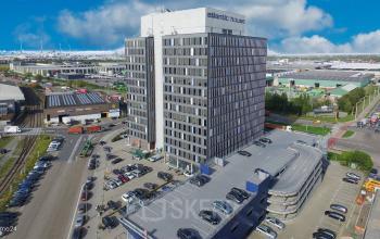 Kantoor te huur gelegen aan Noorderlaan 147 in Antwerpen Merksem, met een uitstekend zicht op de omgeving en ruime parkeerfaciliteiten.