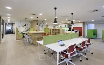 Moderne kantoorruimte te huur aan de Noorderlaan 147 in Antwerpen Merksem, met frisse kleuren, open werkplekken en stijlvolle meubels ideaal om te werken.