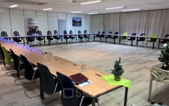 Spacious conference room with rows of tables arranged in a U-shape at Boomsesteenweg 690, Antwerp Wilrijk, ideal for office space rental.