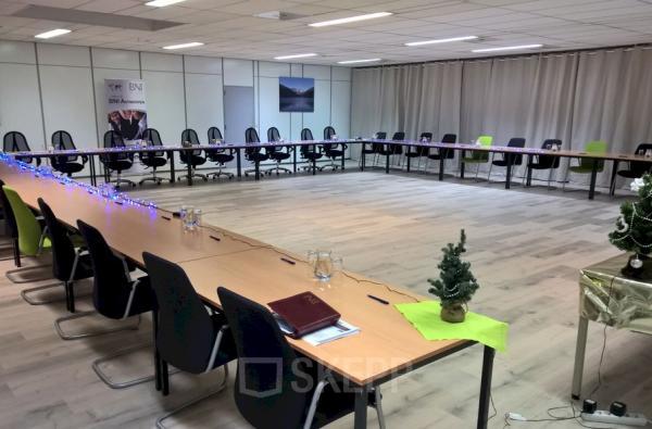 Spacious conference room with rows of tables arranged in a U-shape at Boomsesteenweg 690, Antwerp Wilrijk, ideal for office space rental.