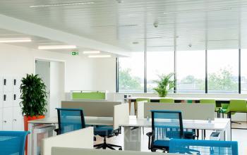Modern kantoor te huur in Antwerpen Wommelgem, met open werkplekken, ergonomische bureaustoelen en veel natuurlijk licht.