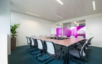 Vergaderruimte te huur in Antwerpen Wommelgem, Nijverheidsstraat 70, met moderne meubels en veel natuurlijk licht.