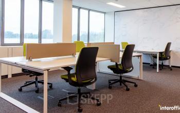 Kantoorruimte te huur aan de Nijverheidsstraat 70 in Antwerpen Wommelgem, modern ingericht met veel natuurlijk licht en ergonomische bureaustoelen.