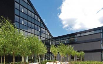 Moderne kantoorruimte te huur op Nijverheidsstraat 70, Antwerpen Wommelgem, met glazen gevel en verzorgde buitenruimte.