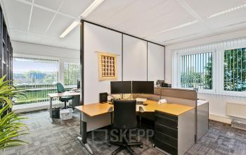 Bright, furnished office space with large windows and modern desks at Linie 580-596, Apeldoorn.