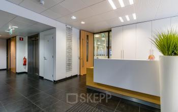 Modern office space rental at Het Rietveld 55A in Apeldoorn with a sleek reception desk and elegant interior design.