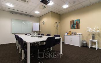 Modern conference room ready for productive meetings at Het Rietveld 55A office space rental in Apeldoorn.