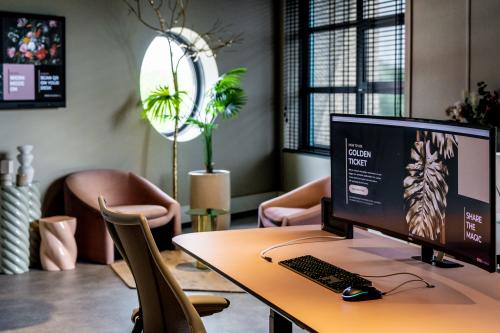 Modern furnished office space with a desk, computer, stylish chairs, and decor at Lange Amerikaweg 55-61, Apeldoorn, available for rent.