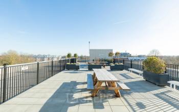 Spacious rooftop area at Prins Willem Alexanderlaan 701, Apeldoorn, ideal for breaks or informal meetings with views of the city. Perfect for businesses seeking office space rental with an outdoor twist.