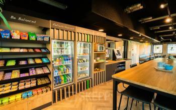Modern office pantry at Prins Willem Alexanderlaan 701, Apeldoorn, offering a variety of snacks and beverages alongside seating options, perfect for a break during your office space rental.