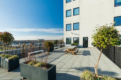 Sunny outdoor terrace at Prins Willem Alexanderlaan 701 in Apeldoorn, ideal for office space rental with views of the cityscape.