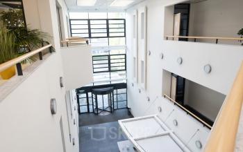 Bright interior of an office space at Schumanpark 9, Apeldoorn, highlighting ample natural light and modern design. Perfect for those seeking office space rental.