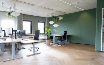 Spacious and modernly furnished office space at Schumanpark 9, Apeldoorn, ideal for rent. Bright area with desks and ergonomic chairs perfect for workstations.