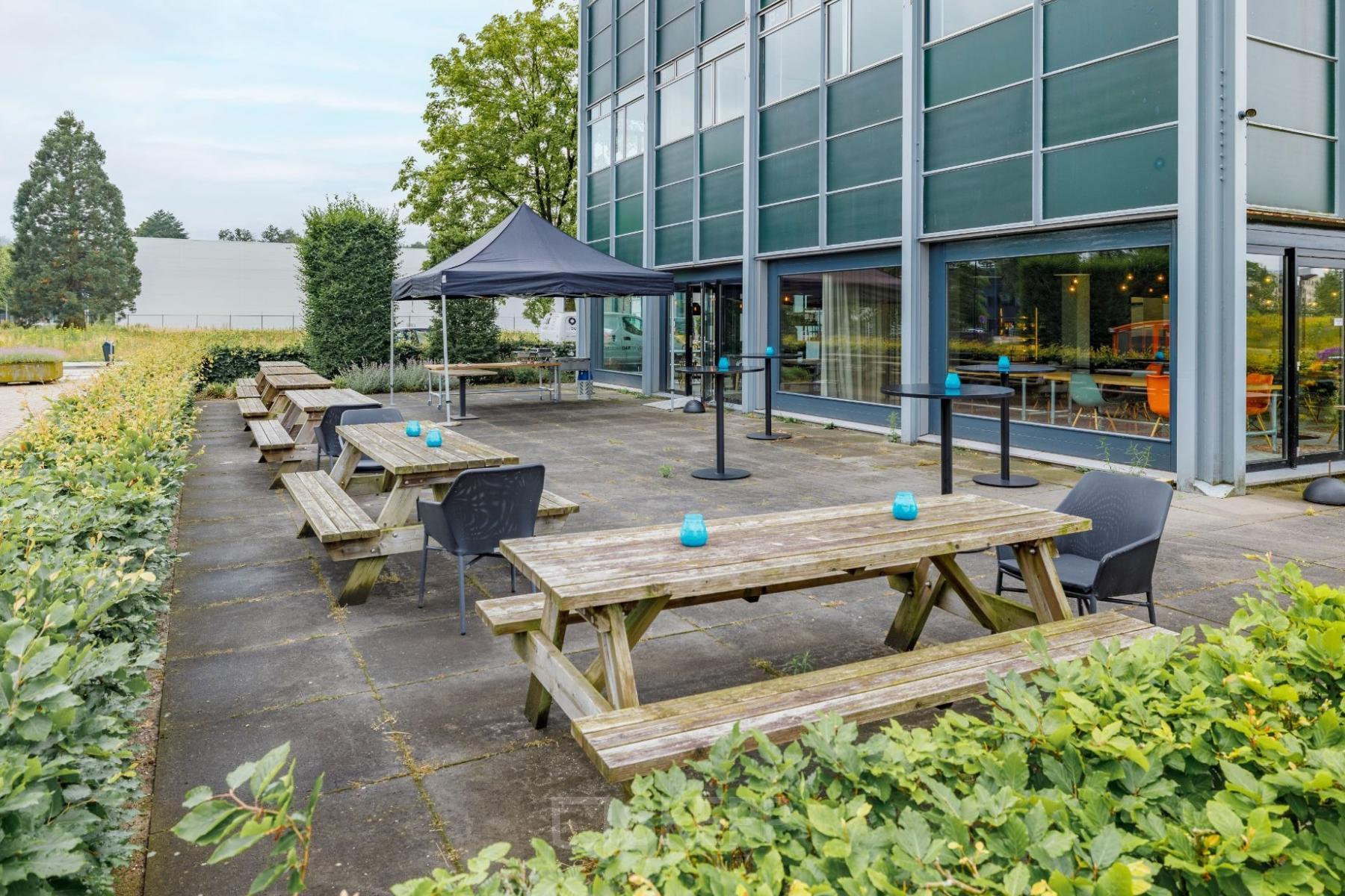 Outdoor seating area at Oude Apeldoornseweg 41-45, Apeldoorn, offering relaxed spaces for informal meetings and breaks. Ideal for businesses seeking office space rental.