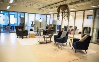 Comfortable office lounge space at Roggestraat 111 in Apeldoorn, featuring modern seating, decor, and versatile workspaces available for office space rental.