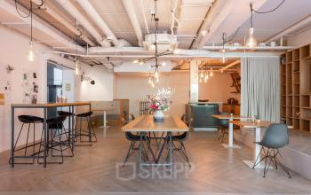 Stylish office space at Roggestraat 111, Apeldoorn, featuring modern furnishings and a welcoming atmosphere, perfect for office space rental.