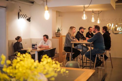 Interior of office at Roggestraat 111, Apeldoorn featuring a group of people collaborating and having discussions in a furnished lounge area.