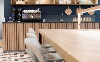 Modern office space rental at Jansbuitensingel 30, Arnhem Centrum with a stylish pantry area and comfortable seating.