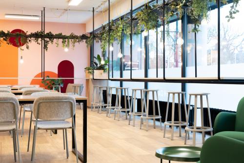 Modern office space rental at Jansbuitensingel 30, Arnhem Centrum, featuring stylish furnishings and vibrant colors.