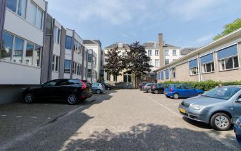 Office building with sufficient free parking spaces