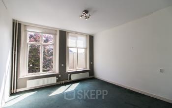 Spacious and light office buildings availabel