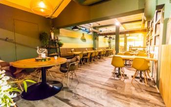 Modern office space at Jansbuitensingel 7, Arnhem Centrum with stylish furniture and ambient lighting, available for rent. Ideal for meetings or as a workspace rental option.