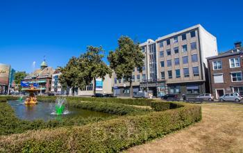Exterior view of a commercial building at Jansbuitensingel 7, a prime location for office to rent in Arnhem Centrum.
