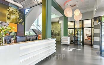 Spacious and modern reception area at Jansbuitensingel 7, offering office space rental in Arnhem Centrum with stylish decor and sleek design.