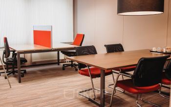 Furnished office space for rent at Vlamoven 34, Arnhem IJsseloord, featuring modern desks and chairs.