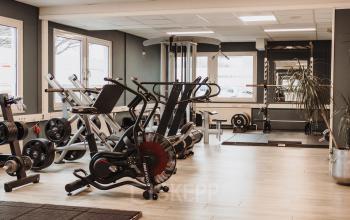 Spacious office gym with various fitness equipment available for employees, located at Vlamoven 34, Arnhem IJsseloord, ideal for office space rental.