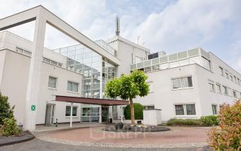 Modern office building at Vlamoven 34, Arnhem IJsseloord, suitable for office space rental, featuring large windows and a sleek exterior design.