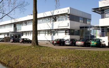 Exterior view of an office building at Driepoortenweg 24, Arnhem Oost, Arnhem showcasing ample parking space.